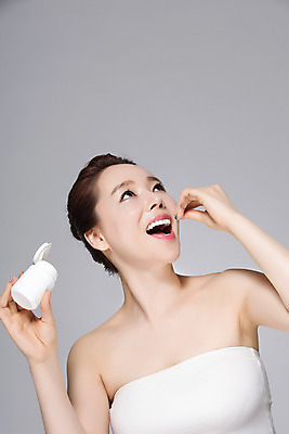 포토 JPG 스튜디오촬영 여자 40대 중년 중년라이프 실내 한명 미소 들기 손짓 상반신 앞모습 뷰티 알약 건강관리 깨끗함 한국인 약병 탱크톱 먹기 비타민제 영양제 의료성형뷰티 중년여자한명만 국내포토 1 라이프스타일 뷰포인트 컨셉 상의 모션 표정 건강 관리 사람 동양인 성인 내부 약 비타민 병_담는 여자한명만 중년여자만 파일형식