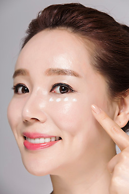 포토 JPG 스튜디오촬영 여자 얼굴 40대 중년 중년라이프 실내 한명 미소 손짓 근접촬영 상반신 앞모습 신체부위 뷰티 깨끗함 만지기 한국인 피부관리 눈가 의료성형뷰티 중년여자한명만 국내포토 1 라이프스타일 뷰포인트 컨셉 모션 표정 사람 동양인 성인 내부 여자한명만 중년여자만 파일형식