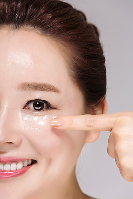 포토 JPG 스튜디오촬영 여자 40대 중년 중년라이프 실내 한명 미소 손짓 근접촬영 상반신 앞모습 뷰티 깨끗함 한국인 피부관리 바르기 로션 눈가 의료성형뷰티 중년여자한명만 국내포토 1 라이프스타일 뷰포인트 컨셉 모션 표정 사람 동양인 성인 내부 화장품 여자한명만 중년여자만 파일형식