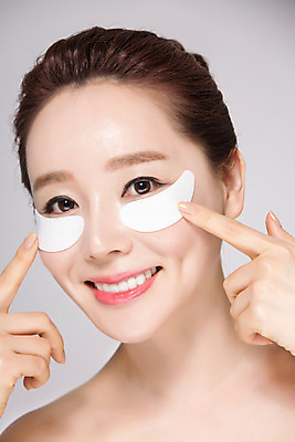 포토 JPG 스튜디오촬영 여자 40대 중년 중년라이프 실내 한명 미소 손짓 상반신 앞모습 뷰티 깨끗함 한국인 피부관리 팩 눈가 의료성형뷰티 중년여자한명만 국내포토 1 라이프스타일 뷰포인트 컨셉 모션 표정 사람 동양인 성인 내부 화장품 여자한명만 중년여자만 파일형식