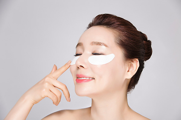 포토 JPG 스튜디오촬영 여자 40대 중년 중년라이프 실내 한명 미소 손짓 상반신 옆모습 뷰티 눈감음 깨끗함 한국인 피부관리 팩 눈가 의료성형뷰티 중년여자한명만 국내포토 1 라이프스타일 뷰포인트 컨셉 모션 표정 사람 동양인 성인 내부 화장품 여자한명만 중년여자만 파일형식