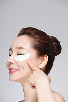 포토 JPG 스튜디오촬영 여자 40대 중년 중년라이프 실내 한명 미소 손짓 상반신 옆모습 뷰티 눈감음 깨끗함 한국인 피부관리 팩 눈가 의료성형뷰티 중년여자한명만 국내포토 1 라이프스타일 뷰포인트 컨셉 모션 표정 사람 동양인 성인 내부 화장품 여자한명만 중년여자만 파일형식