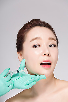 포토 JPG 스튜디오촬영 손 여자 40대 중년 중년라이프 실내 주사기 한명 상반신 앞모습 신체부위 뷰티 한국인 성형수술 수술장갑 턱 시술 의료성형뷰티 중년여자한명만 국내포토 1 라이프스타일 뷰포인트 장갑 의료기기 사람 동양인 성인 내부 수술 여자한명만 중년여자만 파일형식