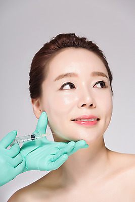 포토 JPG 스튜디오촬영 손 여자 40대 중년 중년라이프 실내 주사기 한명 상반신 앞모습 신체부위 뷰티 한국인 성형수술 수술장갑 턱 시술 의료성형뷰티 중년여자한명만 국내포토 1 라이프스타일 뷰포인트 장갑 의료기기 사람 동양인 성인 내부 수술 여자한명만 중년여자만 파일형식