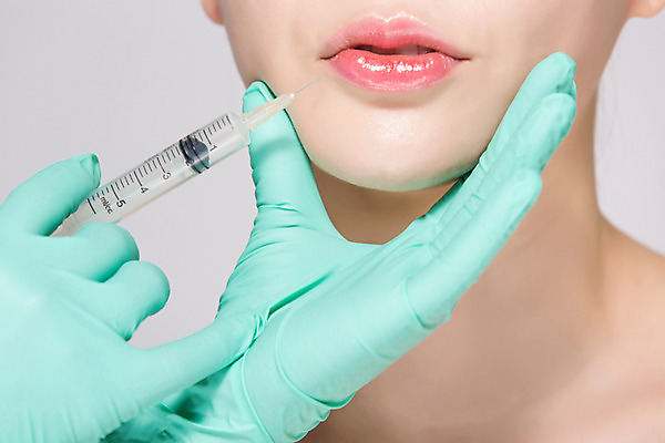 포토 JPG 스튜디오촬영 손 여자 얼굴 40대 중년 중년라이프 실내 주사기 한명 들기 근접촬영 상반신 앞모습 신체부위 뷰티 한국인 성형수술 입술 시술 의료성형뷰티 중년여자한명만 국내포토 1 라이프스타일 뷰포인트 의료기기 모션 사람 동양인 성인 내부 수술 여자한명만 중년여자만 파일형식