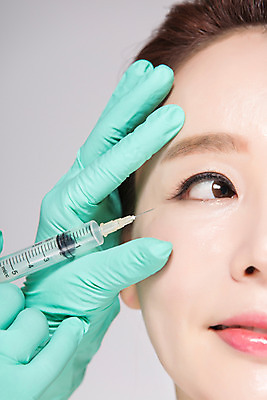 포토 JPG 스튜디오촬영 손 여자 40대 중년 중년라이프 실내 주사기 한명 들기 근접촬영 상반신 앞모습 신체부위 뷰티 한국인 성형수술 시술 눈가 의료성형뷰티 중년여자한명만 국내포토 1 라이프스타일 뷰포인트 의료기기 모션 사람 동양인 성인 내부 수술 여자한명만 중년여자만 파일형식