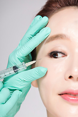 포토 JPG 스튜디오촬영 손 여자 40대 중년 중년라이프 실내 주사기 한명 들기 근접촬영 상반신 앞모습 신체부위 뷰티 한국인 성형수술 시술 눈가 의료성형뷰티 중년여자한명만 국내포토 1 라이프스타일 뷰포인트 의료기기 모션 사람 동양인 성인 내부 수술 여자한명만 중년여자만 파일형식