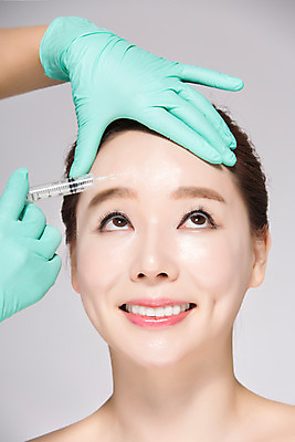 포토 JPG 스튜디오촬영 손 여자 40대 중년 중년라이프 실내 주사기 한명 들기 상반신 앞모습 신체부위 뷰티 한국인 성형수술 시술 이마 의료성형뷰티 중년여자한명만 국내포토 1 라이프스타일 뷰포인트 의료기기 모션 사람 동양인 성인 내부 수술 여자한명만 중년여자만 파일형식