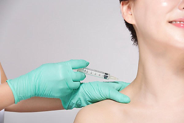 포토 JPG 스튜디오촬영 손 여자 40대 중년 중년라이프 실내 주사기 한명 미소 들기 상반신 앞모습 신체부위 뷰티 한국인 성형수술 어깨 시술 의료성형뷰티 중년여자한명만 국내포토 1 라이프스타일 뷰포인트 의료기기 모션 표정 사람 동양인 성인 내부 수술 여자한명만 중년여자만 파일형식