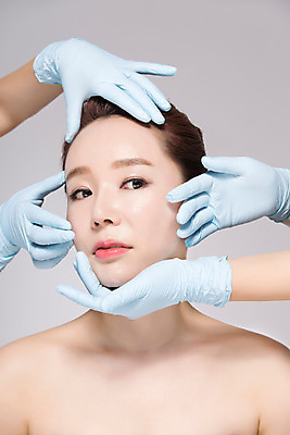 포토 JPG 스튜디오촬영 손 여자 40대 중년 중년라이프 실내 한명 상반신 앞모습 신체부위 뷰티 만지기 한국인 성형수술 수술장갑 의료성형뷰티 중년여자한명만 국내포토 1 라이프스타일 뷰포인트 장갑 모션 사람 동양인 성인 내부 수술 여자한명만 중년여자만 파일형식