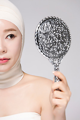 포토 JPG 스튜디오촬영 여자 40대 중년 중년라이프 실내 한명 들기 상반신 앞모습 뷰티 거울 한국인 성형수술 손거울 붕대 의료성형뷰티 중년여자한명만 국내포토 1 라이프스타일 뷰포인트 모션 사람 동양인 성인 내부 수술 여자한명만 중년여자만 파일형식