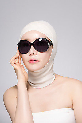포토 JPG 스튜디오촬영 여자 40대 중년 중년라이프 실내 한명 상반신 앞모습 선글라스 뷰티 한국인 성형수술 탱크톱 붕대 의료성형뷰티 중년여자한명만 국내포토 1 라이프스타일 안경 뷰포인트 상의 사람 동양인 성인 내부 수술 여자한명만 중년여자만 파일형식