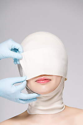 포토 JPG 스튜디오촬영 손 여자 40대 중년 중년라이프 실내 한명 상반신 앞모습 신체부위 뷰티 한국인 성형수술 붕대 의료성형뷰티 중년여자한명만 국내포토 1 라이프스타일 뷰포인트 사람 동양인 성인 내부 수술 여자한명만 중년여자만 파일형식