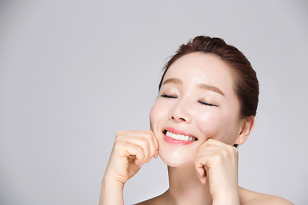 포토 JPG 스튜디오촬영 여자 40대 중년 중년라이프 실내 한명 미소 손짓 상반신 앞모습 뷰티 눈감음 깨끗함 한국인 마사지 피부관리 꼬집기 의료성형뷰티 중년여자한명만 국내포토 1 라이프스타일 뷰포인트 컨셉 모션 표정 사람 동양인 성인 내부 여자한명만 중년여자만 파일형식