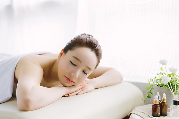 포토 JPG 스튜디오촬영 여자 엎드리기 40대 중년 중년라이프 휴식 실내 한명 미소 상반신 옆모습 뷰티 눈감음 깨끗함 한국인 마사지 피부관리 테라피 의료성형뷰티 중년여자한명만 국내포토 1 라이프스타일 뷰포인트 컨셉 모션 표정 사람 동양인 성인 내부 여자한명만 중년여자만 파일형식