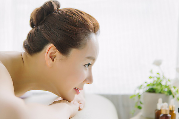 포토 JPG 스튜디오촬영 여자 엎드리기 40대 중년 중년라이프 휴식 실내 한명 상반신 옆모습 뷰티 깨끗함 한국인 마사지 피부관리 테라피 의료성형뷰티 중년여자한명만 국내포토 1 라이프스타일 뷰포인트 컨셉 모션 사람 동양인 성인 내부 여자한명만 중년여자만 파일형식