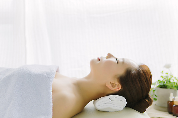 포토 JPG 스튜디오촬영 여자 40대 중년 중년라이프 휴식 실내 한명 상반신 옆모습 눕기 뷰티 눈감음 깨끗함 한국인 마사지 피부관리 테라피 의료성형뷰티 중년여자한명만 국내포토 1 라이프스타일 뷰포인트 컨셉 모션 사람 동양인 성인 내부 여자한명만 중년여자만 파일형식