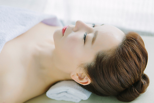 포토 JPG 스튜디오촬영 여자 40대 중년 중년라이프 휴식 실내 한명 상반신 옆모습 눕기 뷰티 눈감음 깨끗함 한국인 마사지 피부관리 테라피 의료성형뷰티 중년여자한명만 국내포토 1 라이프스타일 뷰포인트 컨셉 모션 사람 동양인 성인 내부 여자한명만 중년여자만 파일형식