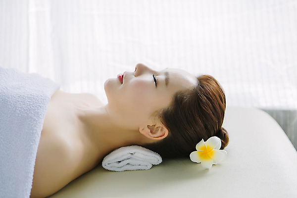 포토 JPG 스튜디오촬영 여자 꽃 40대 중년 중년라이프 휴식 실내 한명 상반신 옆모습 눕기 뷰티 눈감음 깨끗함 한국인 마사지 피부관리 테라피 의료성형뷰티 중년여자한명만 국내포토 식물 1 라이프스타일 뷰포인트 컨셉 모션 사람 동양인 성인 내부 여자한명만 중년여자만 파일형식