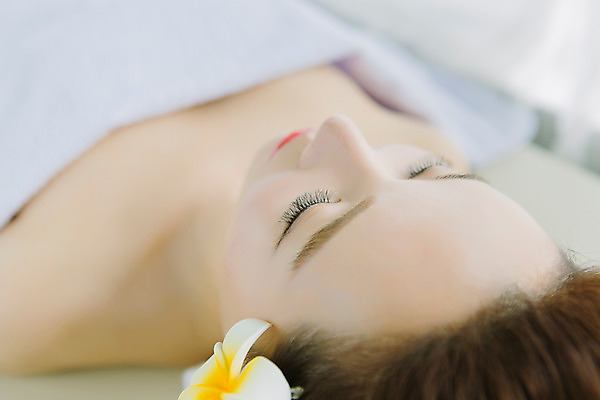 포토 JPG 스튜디오촬영 여자 40대 중년 중년라이프 휴식 실내 한명 상반신 눕기 뷰티 눈감음 깨끗함 한국인 마사지 피부관리 테라피 의료성형뷰티 중년여자한명만 국내포토 1 라이프스타일 컨셉 모션 사람 동양인 성인 내부 여자한명만 중년여자만 파일형식