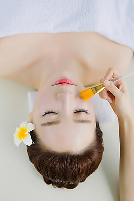 포토 JPG 스튜디오촬영 손 여자 꽃 얼굴 40대 중년 중년라이프 휴식 실내 한명 상반신 앞모습 신체부위 눕기 뷰티 눈감음 깨끗함 한국인 마사지 피부관리 테라피 페이스브러쉬 의료성형뷰티 중년여자한명만 국내포토 식물 1 라이프스타일 뷰포인트 컨셉 모션 사람 동양인 성인 내부 미용용품 여자한명만 중년여자만 파일형식