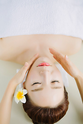 포토 JPG 스튜디오촬영 손 여자 꽃 얼굴 40대 중년 중년라이프 휴식 실내 한명 손짓 상반신 앞모습 신체부위 눕기 뷰티 눈감음 깨끗함 한국인 마사지 피부관리 테라피 의료성형뷰티 중년여자한명만 국내포토 식물 1 라이프스타일 뷰포인트 컨셉 모션 사람 동양인 성인 내부 여자한명만 중년여자만 파일형식