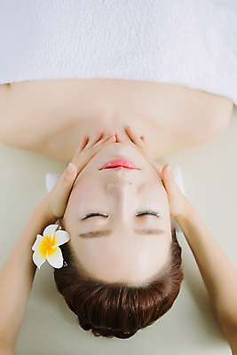 포토 JPG 스튜디오촬영 손 여자 꽃 얼굴 40대 중년 중년라이프 휴식 실내 한명 손짓 상반신 앞모습 신체부위 눕기 뷰티 눈감음 깨끗함 한국인 마사지 피부관리 목 테라피 의료성형뷰티 중년여자한명만 국내포토 식물 1 라이프스타일 뷰포인트 컨셉 모션 사람 동양인 성인 내부 여자한명만 중년여자만 파일형식