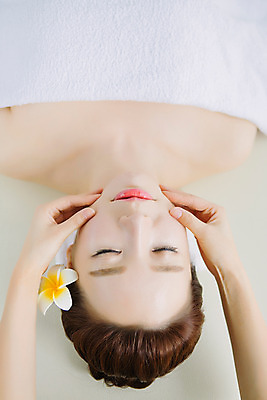 포토 JPG 스튜디오촬영 손 여자 꽃 얼굴 40대 중년 중년라이프 휴식 실내 한명 손짓 상반신 앞모습 신체부위 눕기 뷰티 눈감음 깨끗함 한국인 마사지 볼 피부관리 테라피 의료성형뷰티 중년여자한명만 국내포토 식물 1 라이프스타일 뷰포인트 컨셉 모션 사람 동양인 성인 내부 여자한명만 중년여자만 파일형식