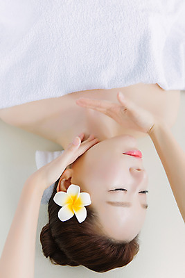 포토 JPG 스튜디오촬영 손 여자 꽃 얼굴 40대 중년 중년라이프 휴식 실내 한명 손짓 상반신 앞모습 신체부위 눕기 뷰티 눈감음 깨끗함 한국인 마사지 피부관리 테라피 턱 의료성형뷰티 중년여자한명만 국내포토 식물 1 라이프스타일 뷰포인트 컨셉 모션 사람 동양인 성인 내부 여자한명만 중년여자만 파일형식