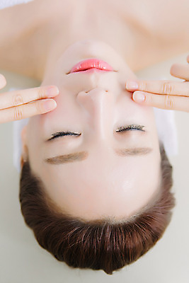 포토 JPG 스튜디오촬영 손 여자 얼굴 40대 중년 중년라이프 휴식 실내 한명 손짓 상반신 앞모습 신체부위 눕기 뷰티 눈감음 깨끗함 한국인 마사지 피부관리 테라피 의료성형뷰티 중년여자한명만 국내포토 1 라이프스타일 뷰포인트 컨셉 모션 사람 동양인 성인 내부 여자한명만 중년여자만 파일형식