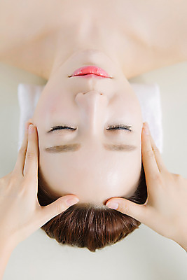 포토 JPG 스튜디오촬영 손 여자 얼굴 40대 중년 중년라이프 휴식 실내 한명 손짓 상반신 앞모습 신체부위 눕기 뷰티 눈감음 깨끗함 한국인 마사지 피부관리 테라피 의료성형뷰티 중년여자한명만 국내포토 1 라이프스타일 뷰포인트 컨셉 모션 사람 동양인 성인 내부 여자한명만 중년여자만 파일형식