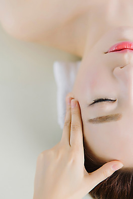 포토 JPG 스튜디오촬영 손 여자 얼굴 40대 중년 중년라이프 휴식 실내 한명 손짓 근접촬영 상반신 앞모습 신체부위 눕기 뷰티 눈감음 깨끗함 한국인 마사지 피부관리 테라피 의료성형뷰티 중년여자한명만 국내포토 1 라이프스타일 뷰포인트 컨셉 모션 사람 동양인 성인 내부 여자한명만 중년여자만 파일형식