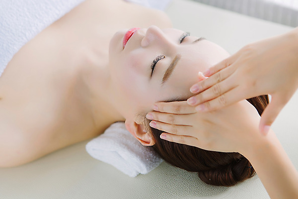 포토 JPG 스튜디오촬영 손 여자 40대 중년 중년라이프 휴식 실내 한명 손짓 상반신 옆모습 신체부위 눕기 뷰티 눈감음 깨끗함 한국인 마사지 피부관리 테라피 의료성형뷰티 중년여자한명만 국내포토 1 라이프스타일 뷰포인트 컨셉 모션 사람 동양인 성인 내부 여자한명만 중년여자만 파일형식