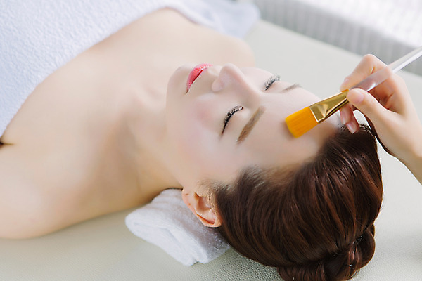 포토 JPG 스튜디오촬영 손 여자 40대 중년 중년라이프 휴식 실내 한명 상반신 옆모습 신체부위 눕기 뷰티 눈감음 깨끗함 한국인 마사지 피부관리 테라피 페이스브러쉬 의료성형뷰티 중년여자한명만 국내포토 1 라이프스타일 뷰포인트 컨셉 모션 사람 동양인 성인 내부 미용용품 여자한명만 중년여자만 파일형식