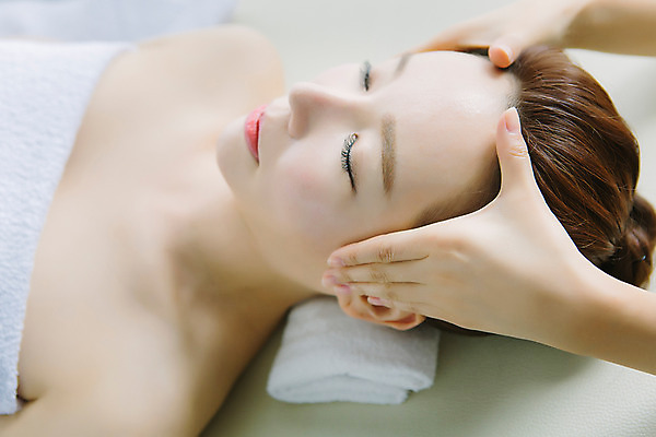 포토 JPG 스튜디오촬영 손 여자 40대 중년 중년라이프 휴식 실내 한명 손짓 상반신 옆모습 신체부위 눕기 뷰티 눈감음 깨끗함 한국인 마사지 피부관리 테라피 의료성형뷰티 중년여자한명만 국내포토 1 라이프스타일 뷰포인트 컨셉 모션 사람 동양인 성인 내부 여자한명만 중년여자만 파일형식