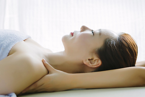 포토 JPG 스튜디오촬영 손 여자 40대 중년 중년라이프 휴식 실내 한명 손짓 상반신 옆모습 신체부위 눕기 뷰티 눈감음 깨끗함 한국인 마사지 피부관리 테라피 의료성형뷰티 중년여자한명만 국내포토 1 라이프스타일 뷰포인트 컨셉 모션 사람 동양인 성인 내부 여자한명만 중년여자만 파일형식