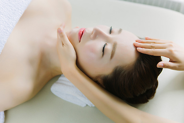 포토 JPG 스튜디오촬영 손 여자 40대 중년 중년라이프 휴식 실내 한명 손짓 상반신 옆모습 신체부위 눕기 뷰티 눈감음 깨끗함 한국인 마사지 피부관리 테라피 의료성형뷰티 중년여자한명만 국내포토 1 라이프스타일 뷰포인트 컨셉 모션 사람 동양인 성인 내부 여자한명만 중년여자만 파일형식