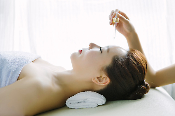 포토 JPG 스튜디오촬영 손 여자 40대 중년 중년라이프 휴식 실내 한명 상반신 옆모습 신체부위 눕기 뷰티 눈감음 깨끗함 한국인 마사지 피부관리 테라피 앰플 의료성형뷰티 중년여자한명만 국내포토 1 라이프스타일 뷰포인트 컨셉 모션 사람 동양인 성인 내부 여자한명만 중년여자만 파일형식