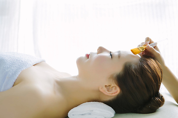 포토 JPG 스튜디오촬영 손 여자 40대 중년 중년라이프 휴식 실내 한명 상반신 옆모습 신체부위 눕기 뷰티 눈감음 깨끗함 한국인 마사지 피부관리 테라피 페이스브러쉬 의료성형뷰티 중년여자한명만 국내포토 1 라이프스타일 뷰포인트 컨셉 모션 사람 동양인 성인 내부 미용용품 여자한명만 중년여자만 파일형식