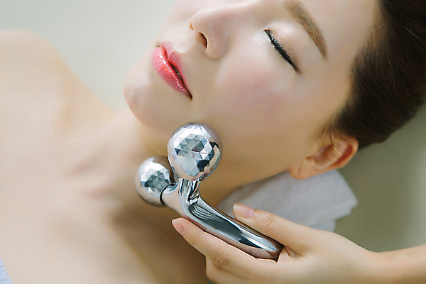 포토 JPG 스튜디오촬영 손 여자 얼굴 40대 중년 중년라이프 휴식 실내 한명 상반신 앞모습 신체부위 눕기 뷰티 눈감음 깨끗함 한국인 마사지 피부관리 테라피 턱 마사지기 의료성형뷰티 중년여자한명만 국내포토 1 라이프스타일 뷰포인트 컨셉 모션 사람 동양인 성인 내부 여자한명만 중년여자만 파일형식