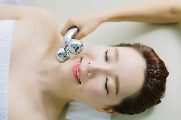 포토 JPG 스튜디오촬영 손 여자 40대 중년 중년라이프 휴식 실내 한명 미소 상반신 앞모습 신체부위 눕기 뷰티 눈감음 깨끗함 한국인 마사지 피부관리 테라피 마사지기 의료성형뷰티 중년여자한명만 국내포토 1 라이프스타일 뷰포인트 컨셉 모션 표정 사람 동양인 성인 내부 여자한명만 중년여자만 파일형식