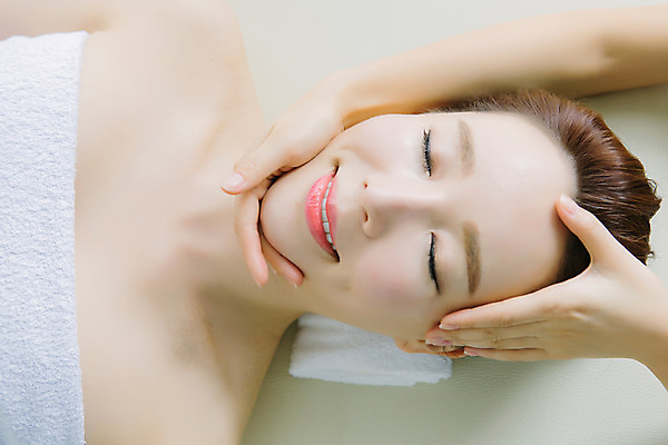 포토 JPG 스튜디오촬영 손 여자 얼굴 40대 중년 중년라이프 휴식 실내 한명 미소 상반신 앞모습 신체부위 눕기 뷰티 눈감음 깨끗함 한국인 마사지 피부관리 테라피 의료성형뷰티 중년여자한명만 국내포토 1 라이프스타일 뷰포인트 컨셉 모션 표정 사람 동양인 성인 내부 여자한명만 중년여자만 파일형식