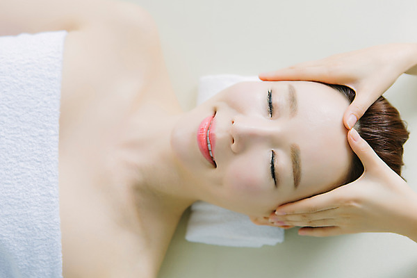 포토 JPG 스튜디오촬영 손 여자 40대 중년 중년라이프 휴식 실내 한명 미소 상반신 앞모습 신체부위 눕기 뷰티 눈감음 깨끗함 한국인 마사지 피부관리 테라피 의료성형뷰티 중년여자한명만 국내포토 1 라이프스타일 뷰포인트 컨셉 모션 표정 사람 동양인 성인 내부 여자한명만 중년여자만 파일형식