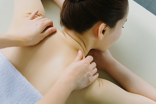 포토 JPG 스튜디오촬영 손 여자 엎드리기 40대 중년 중년라이프 휴식 실내 한명 상반신 뒷모습 신체부위 뷰티 눈감음 한국인 마사지 어깨 피부관리 테라피 의료성형뷰티 중년여자한명만 국내포토 1 라이프스타일 뷰포인트 컨셉 모션 사람 동양인 성인 내부 여자한명만 중년여자만 파일형식