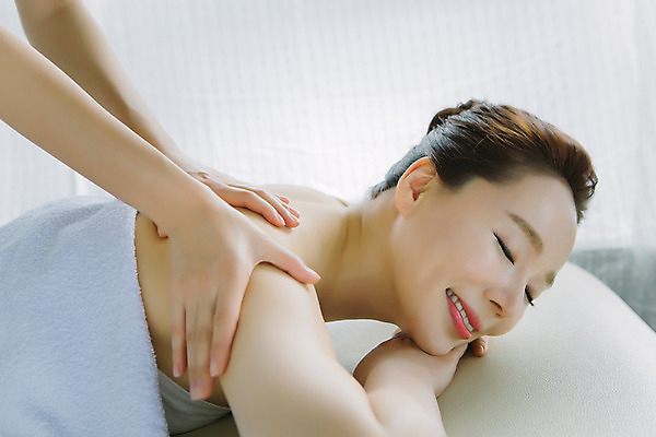 포토 JPG 스튜디오촬영 손 여자 엎드리기 40대 중년 중년라이프 휴식 실내 한명 상반신 옆모습 신체부위 뷰티 눈감음 한국인 등 마사지 피부관리 테라피 의료성형뷰티 중년여자한명만 국내포토 1 라이프스타일 뷰포인트 컨셉 모션 사람 동양인 성인 내부 여자한명만 중년여자만 파일형식