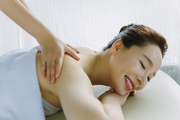 포토 JPG 스튜디오촬영 손 여자 엎드리기 40대 중년 중년라이프 휴식 실내 한명 미소 상반신 옆모습 신체부위 뷰티 눈감음 한국인 등 마사지 피부관리 테라피 의료성형뷰티 중년여자한명만 국내포토 1 라이프스타일 뷰포인트 컨셉 모션 표정 사람 동양인 성인 내부 여자한명만 중년여자만 파일형식