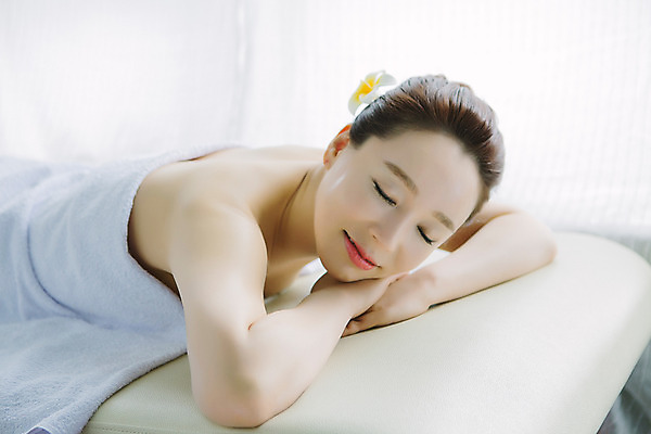 포토 JPG 스튜디오촬영 여자 엎드리기 40대 중년 중년라이프 휴식 실내 한명 미소 상반신 옆모습 뷰티 눈감음 한국인 마사지 피부관리 테라피 의료성형뷰티 중년여자한명만 국내포토 1 라이프스타일 뷰포인트 컨셉 모션 표정 사람 동양인 성인 내부 여자한명만 중년여자만 파일형식