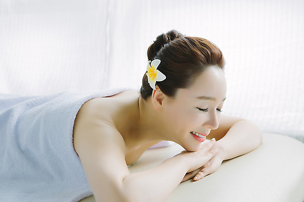 포토 JPG 스튜디오촬영 여자 꽃 엎드리기 40대 중년 중년라이프 휴식 실내 한명 미소 상반신 옆모습 뷰티 눈감음 한국인 마사지 피부관리 테라피 의료성형뷰티 중년여자한명만 국내포토 식물 1 라이프스타일 뷰포인트 컨셉 모션 표정 사람 동양인 성인 내부 여자한명만 중년여자만 파일형식