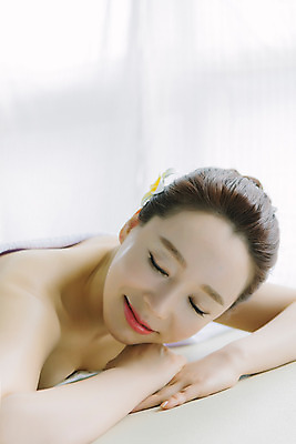 포토 JPG 스튜디오촬영 여자 엎드리기 40대 중년 중년라이프 휴식 실내 한명 미소 상반신 옆모습 뷰티 눈감음 한국인 마사지 피부관리 테라피 의료성형뷰티 중년여자한명만 국내포토 1 라이프스타일 뷰포인트 컨셉 모션 표정 사람 동양인 성인 내부 여자한명만 중년여자만 파일형식