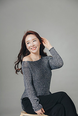 포토 JPG 스튜디오촬영 여자 40대 중년 중년라이프 실내 한명 미소 앉기 손짓 상반신 앞모습 뷰티 한국인 우아함 의료성형뷰티 중년여자한명만 국내포토 1 라이프스타일 뷰포인트 컨셉 모션 표정 사람 동양인 성인 내부 여자한명만 중년여자만 파일형식